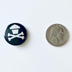 📍 5/$20 Johnny Cupcakes "Logo Crossbones Cupcake” Pin Button